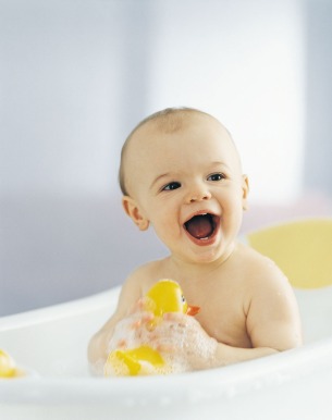O banho relaxa e promove o bem-estar no bebê, além de ser higiênico. 